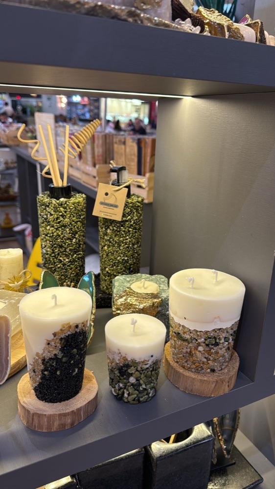 Velas com pedras brasileiras na prateleira do quiosque